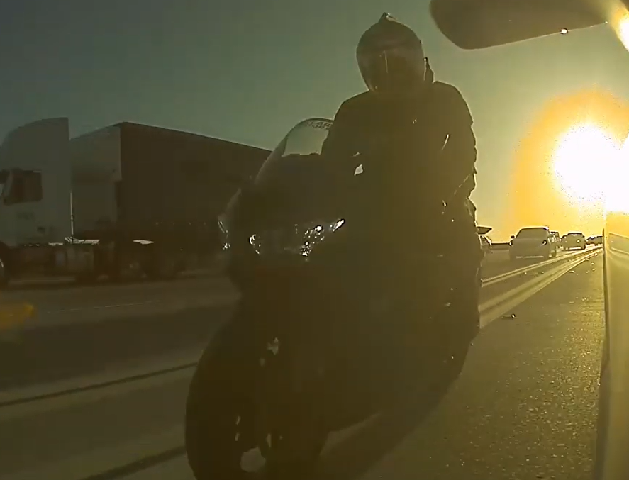 愤怒的摩托车手故意砸特斯拉Model 3的镜子