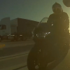 车头条：愤怒的摩托车手故意砸特斯拉Model 3的镜子