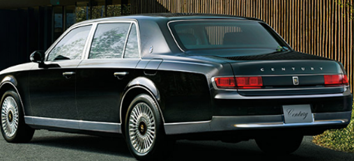 丰田20年来首次决定向我们展示一种豪华轿车-叫做Century，它具有许多很酷的功能，我们希望向您展示。该车具有现代风格，精致的传动系统以及许多实用性和舒适性。  自1967年首次展示该模型以来，Century便凭借众多的变化和功能将注意力集中在自身上。最新的第三代模型秉承了这一传统，展示了精湛的工艺和所谓的monozukuri –涵盖所有领域的制造。那么，让我们看看更多吗？   豪华轿车的轮廓反映了日本“被动对称”的审美观念。该轮廓是可识别的，并具有许多众所周知的组件。凤凰标志，Kamui Black给人以漆面的印象。      在内部装饰方面，Century提供了充足的机舱空间，并配有许多优雅的内饰-木质饰边和高架天花板设计，以及带有倾斜格子图案的专有面料车顶-这是传统的曼吉设计，代表了家庭和长寿的永恒繁荣。   此外，后排座椅还提供了可扩展力量的腿托和集成式消息系统。有一个用于信息娱乐系统的11.3英寸显示器，12声道音频放大器和总共12个扬声器的阵列。中央扶手上额外的7英寸触摸板可轻松控制多种媒体，气候控制和座椅功能。   Century拥有经过修订的5.0升V8混合动力电动发动机，可确保平稳顺畅的行驶，同时又不像燃油那么渴求-经过日本的官方测试，发动机系统达到了令人印象深刻的38.4mpg。  此外，熟练的工匠已经实现了广泛的隔音措施，其中包括广泛使用吸声和隔音材料。还有一个有源噪声控制系统，可进一步降低噪声和振动水平。多么酷啊？与其他任何现代丰田汽车一样，Century拥有Toyota Safety Sense，盲点监控器和后方交叉路口警报。整齐！