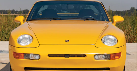 Carrera，GT3，RS，Turbo，GTS，Speedster —保时捷在其汽车上拍了一些漂亮的徽章。自1970年代以来，除了“ GT”系列这样的较新型号外，它们中的许多或多或少已经投入使用。可悲的是，保时捷似乎已经从其超前的阵容中删除了超酷的“ Clubsport”徽章，仅保留了718 GT4和911 GT2 RS上提供的仅专用轨道套件的绰号。遗憾的是，考虑到徽章在传统上代表着马stable中最硬核和专注的汽车，这真是遗憾。     当然，现代的“ RS”徽章（和可用的魏斯阿赫包装）有效地替代了旧的Clubsport徽章。Bummer-Clubsport具有更多的回味，尤其是在像保时捷968这样的汽车的后行李箱盖上爬行时。尤其是对于这款Speed Yellow 1992 Porsche 968 Clubsport，后行李箱盖上仅显示“ 968 CS”。不过，瞥一眼侧面轮廓，并且包装无误，因为巨大的“ Club Sport”字样在每个车轮上都到处都是。  对于大多数保时捷发烧友而言，968 Clubsport是有史以来向购买大众提供的最热的品种。与968的前置发动机祖先944和924不同，没有任何大容量的Turbo型号可供使用-仅制造了14台1993年Turbo S型号，只有4台1992-1994年968 Turbo RS。  因此，对于想要从968中获得“更多”收益的人来说，Clubsport就是这样。可以预见，添加此包装意味着要拆除其他设备，例如电动车窗，高端音响系统，加热的挡风玻璃垫圈和引擎盖下的塑料盖，并将空调和天窗变成可选配件。借助更少的电子设备来供电，电线束被缩小了，并且安装了轻便的电池。与普通轿跑车相比，这种禁欲主义减少了约100磅。除了减震功能外，没有做太多其他事情，尽管悬架更硬，跌落了0.8英寸，赛车坐在更大，更宽的17英寸车轮上，从而改善了操控性和抓地力。    巨大的3.0升自然吸气四摇杆被搁置了，据推测仍会散发出可观的237马力和225磅-英尺的扭矩。正确启动它，现代测试返回了5.6秒的零时速至60 mph的速度。考虑到它作为工厂新闻车的良好记录，这款968 CS毫无疑问已经完成了艰苦的努力。在对Auto Bild和Auto und Motor Sport进行了几次测试后，底盘编号为 S-LM 5402与标志性的驾驶员沃尔特•罗尔（WalterRöhrl）参加了四车比较测试，他宣称968是“保时捷制造的最佳操纵车”。来自赛车运动传奇人物本人的巨大赞誉。   经过这次媒体采访之后，这辆车被私下出售，在那里过着积极的生活，在六个不同的车主的照料下，累计行驶了113,000英里。这并不是一个原始的，未使用的例子，但是我们宁愿拥有一辆保养良好，经常运行的汽车，而不是一些蜡度过高，干dried的车库女王。此外，这款高里程CS非常干净，促使一位不知名的``保时捷专家