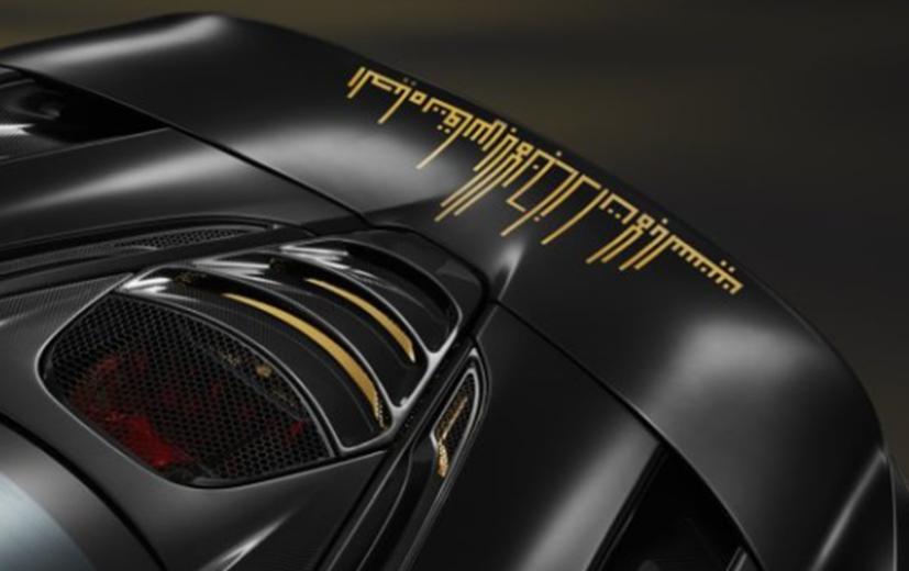 独特的缎面黑色和金色迈凯轮 720S在迪拜亮相